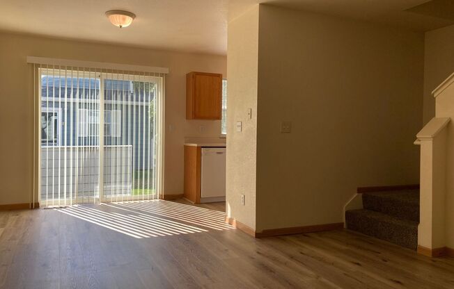 Bright & Convenient Townhouse Living!