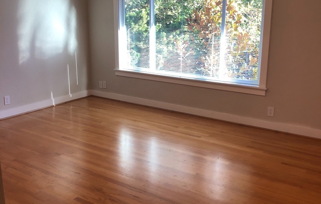 New Remodel Modern Features 1br Hardwoods-Quartz, Stainless Steel Appliances-Micro, DW,  Subway Tiled Kitchen-bath WD Pet friendly Parking Bike storage Bus and Bike