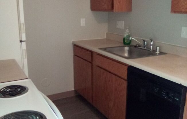 2 beds, 1 bath, 710 sqft, $1,100, Unit HH220