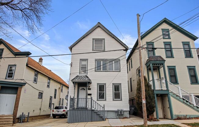 Updated 3 Bed / 1 Bath Duplex — Lower East Side Milwaukee