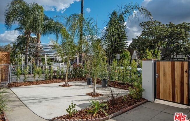 Must see modern 2 BR/2 BA just north of Melrose near Paramount Studios!