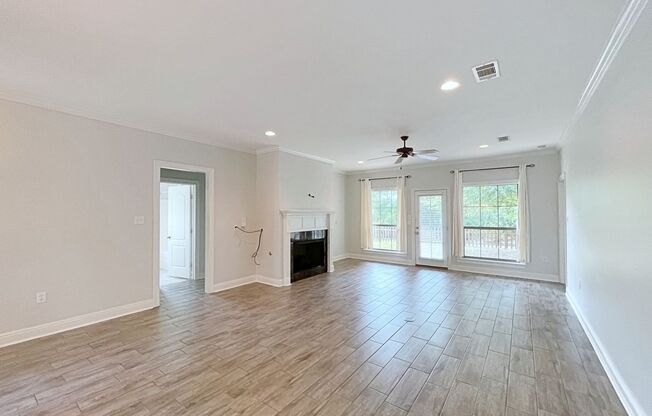 3 Bedroom House with Community Pool