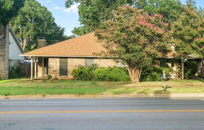 Updated Duplex, 3 Bedrooms & 2 Full Bathrooms with a fenced backyard!