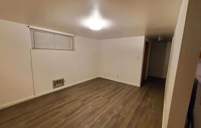 2 beds, 1 bath, $900, Unit 4