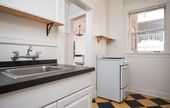 Cute CORNER 1 BR- high ceilings, clawfoot tub, up to 3 pets! One month FREE!