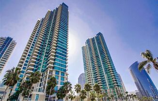 Stunning 1 bedroom, 1.5 bath in The Grande North with high-end amenities!