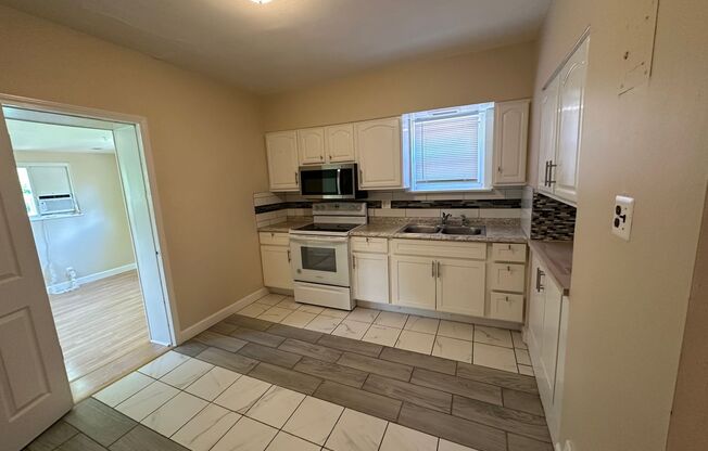 1 bed, 1 bath, 893 sqft, $800