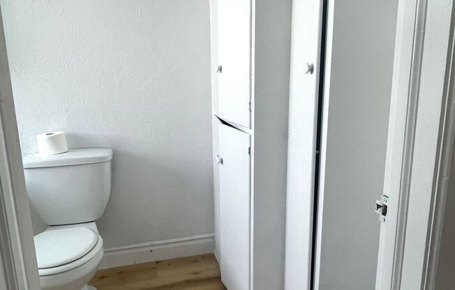 1 bed, 1 bath, $800, Unit 115 W 1st Ave. #2