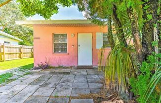 2/1 unfurnished duplex in convenient location and fenced yard- pet friendly!