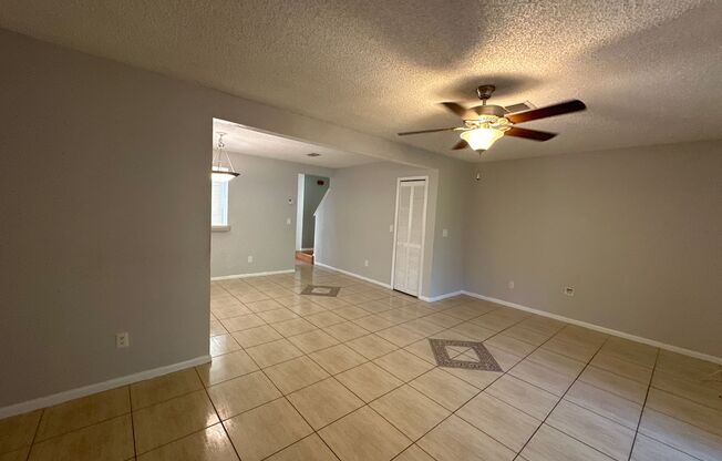 Fabulous 3 Bedroom, 2 Bathroom Home in Winter Springs!!