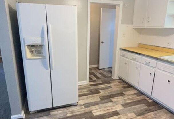 Large 2 Bedroom home with a Garage