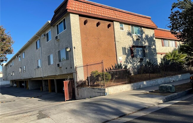 8800 Cedros Ave #125