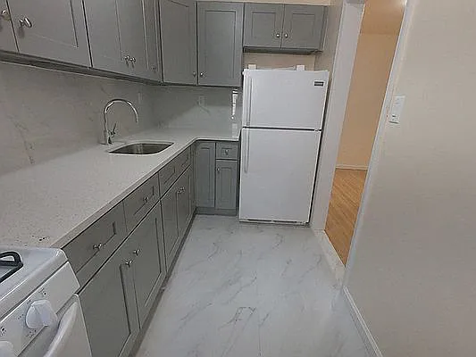 140 21 BURDEN CRES
