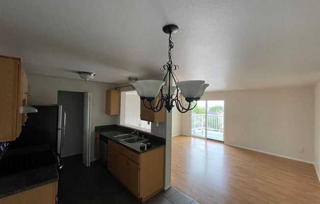 Tacoma Top Floor 2bed/1bath condo