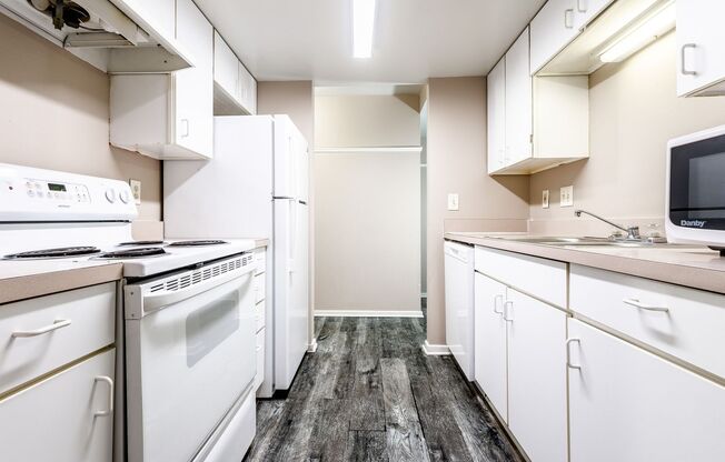 2 beds, 1 bath, 825 sqft, $959, Unit 3819 Jones St #104