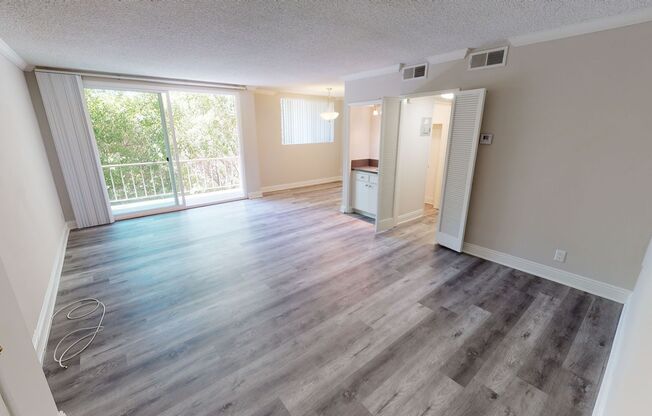 Burton Plaza..Gorgeous Newly Remodeled Studio..Prime Location!