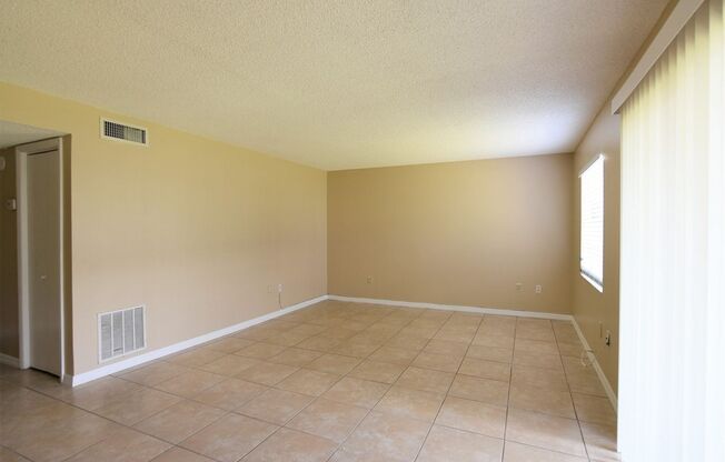 UPDATED KITCHEN!!! 2BR 1BA in Windmill Point. Waterford Lakes/UCF area. ALL TILE FLOORS, Community Pool!