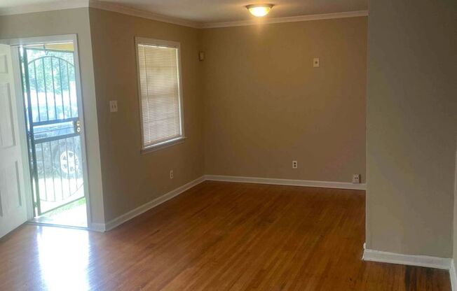 4 Success Realty is now offering this 3 bedroom and 1 bath home. This also offer a dinning room large kitchen. This home also has a carport. Call us for your private showing.