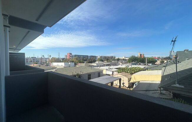 Studio, 1 bath, 327 sqft, $1,695, Unit 206