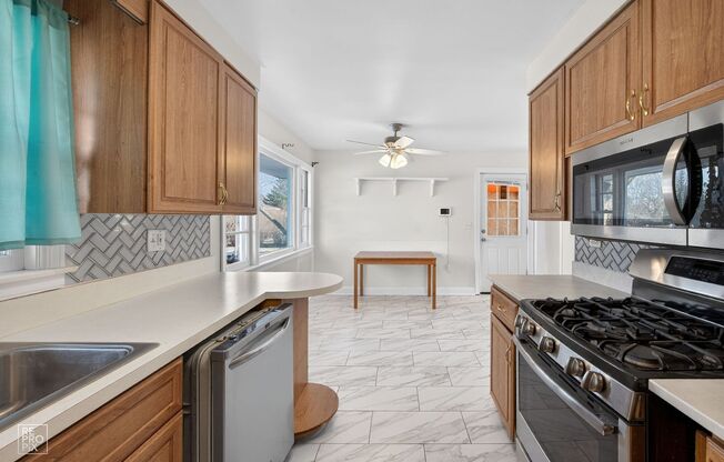 Gorgeous 3 Bedroom Home in Mount Prospect!