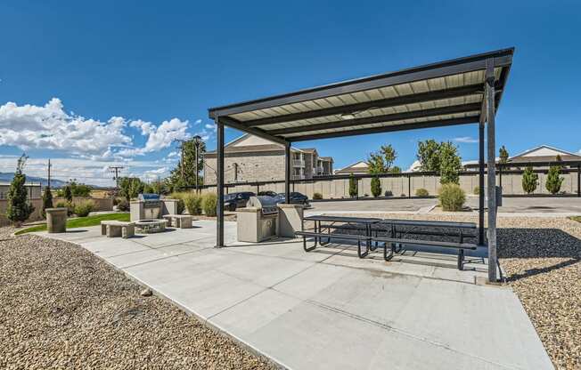 the preserve at ballantyne commons community picnic area with table and benches