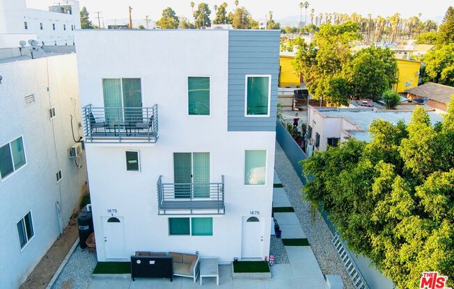 1875 W 20 ST