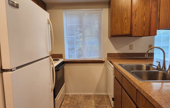 2 beds, 1 bath, $1,600, Unit 2