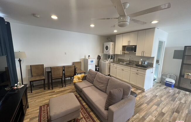 Studio, 1 bath, 500 sqft, $1,900, Unit B