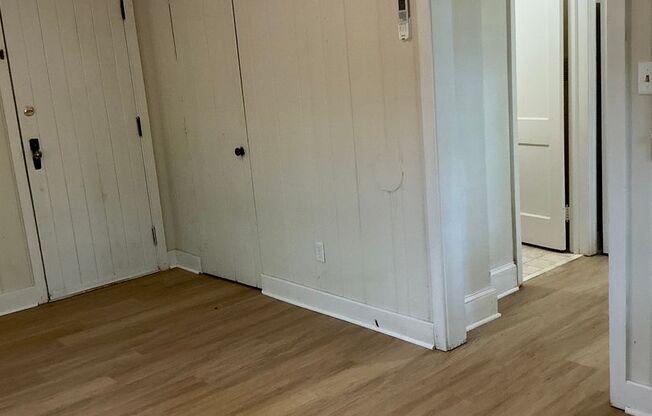 1 Bedroom/ 1 Bath Cottage off Prince Avenue! Available now!