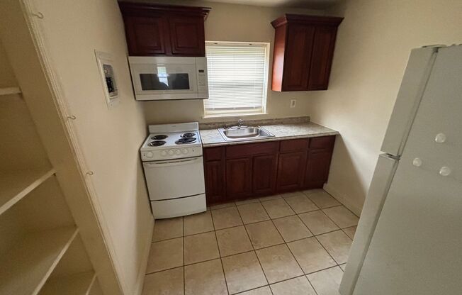 1 bed, 1 bath, $950, Unit 0037ATH