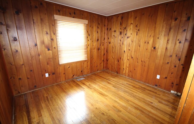 Midtown House Close to Everything, A/C, Hardwood Floors,  Washer/Dryer, Pets Considered!
