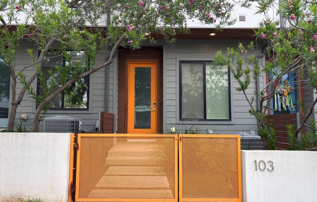 Gorgeous 2 Story Townhome in the Heart of Broadway/St. Marys