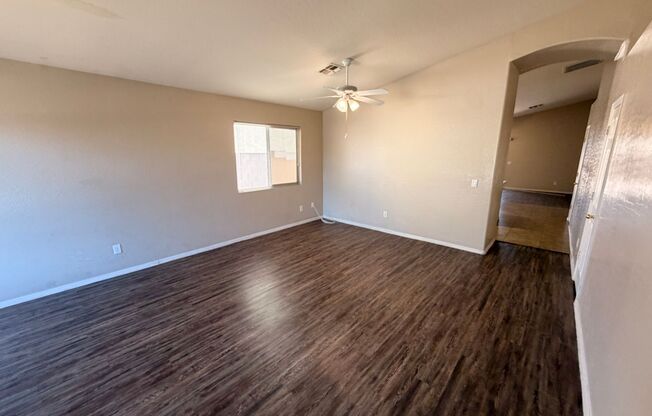 3/2 Single story Avondale Home *Custom Paint* & Carpet in Beds Only!