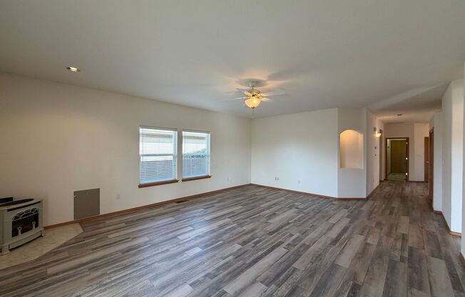 Roomy 3 Bedroom 2 Bathroom Home In Quintessence!