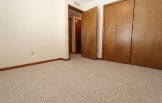 2 beds, 1 bath, $895, Unit APT. 4