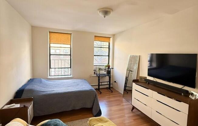 530 W 50 ST