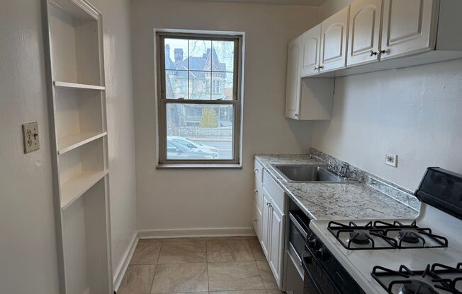 3 beds, 1 bath, $2,175, Unit 116B