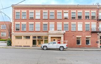 Charming Renovated Studio in Historic Columbia City (Shared Bathroom)