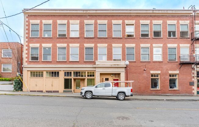 Charming Renovated Studio in Historic Columbia City (Shared Bathroom)