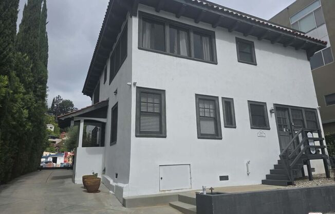 2500 HYPERION AVE