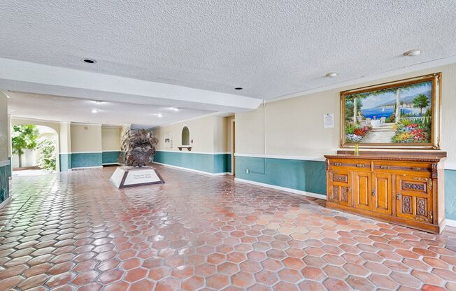 Top Floor Unit - Balcony - Elevator Access - Community Pool & Tennis Court