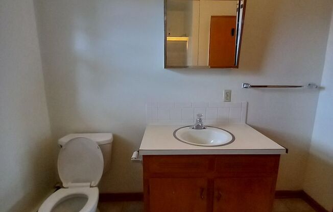 2 beds, 1 bath, 903 sqft, $1,250, Unit B-2