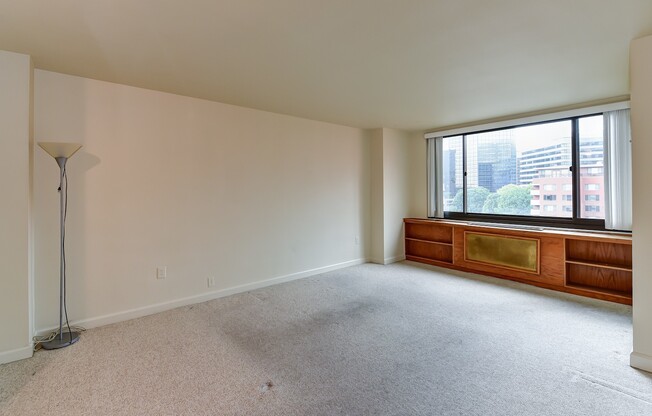 Spacious & Bright Studio at River Place East