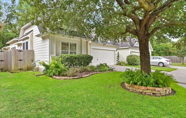Tranquility Meets Convenience: Charming 3 Bed/2 Bath by the Lake