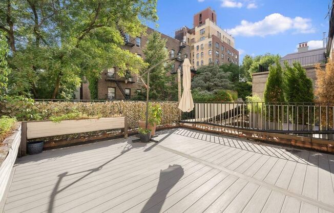 426 W 22 ST