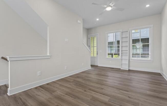 1066 CREST CIR SE