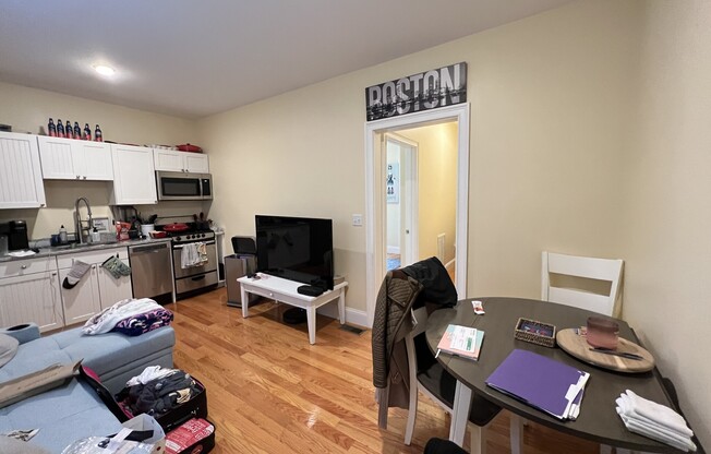 1 bed, 1 bath, $2,800, Unit 1R