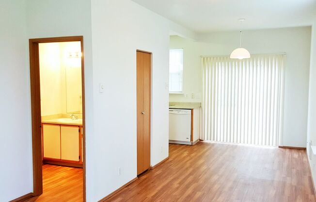 2 beds, 1.5 baths, 896 sqft, $1,495, Unit 660 LaSalle Street #1