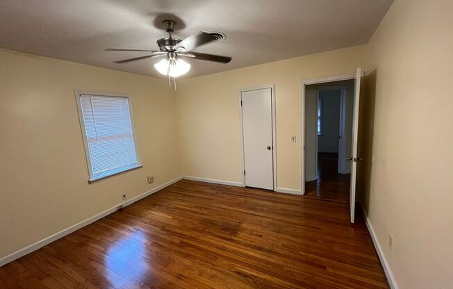 3 beds, 1 bath, $900