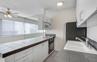1002 12th St in Santa Monica - North of Wilshire Blvd!